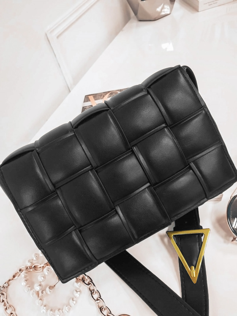 Torebka damska listonoszka pleciona - czarna