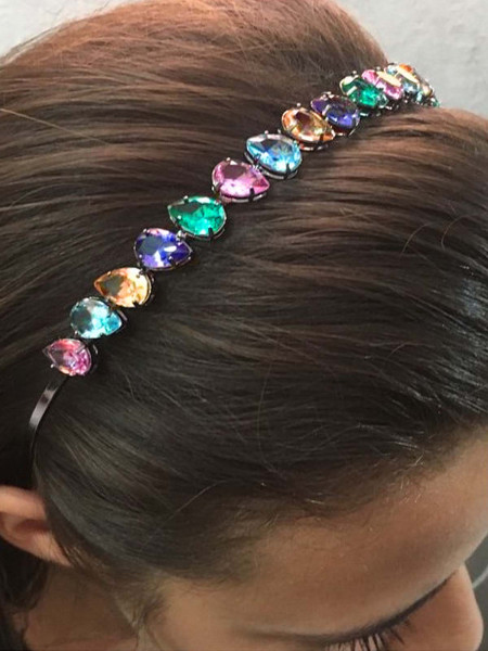 Złota opaska do włosów z kolorowymi kryształkami