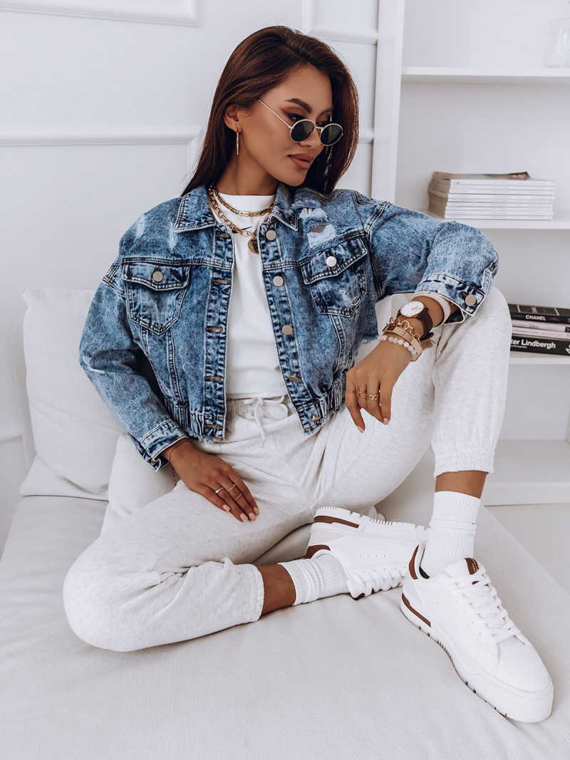 Jeansowa kurtka katana z przetarciami...