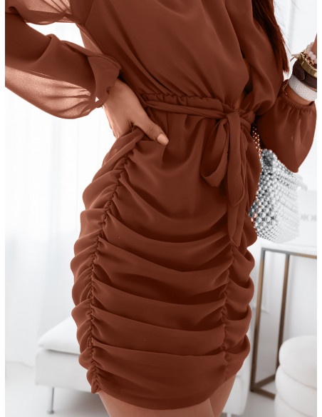 Szyfonowa sukienka z dekoltem - PILAR - karmelowa