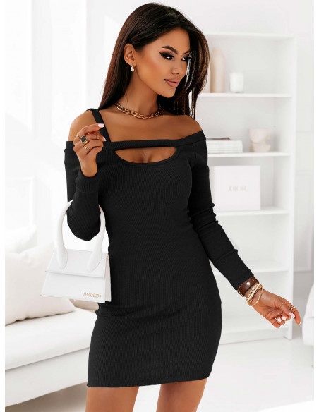 Prążkowana sukienka z odkrytymi ramionami - RAMENA - czarna