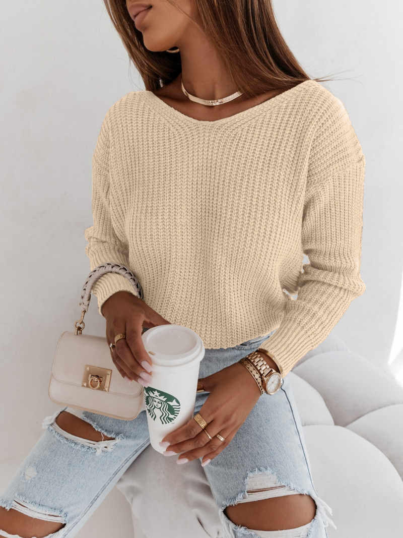 Sweter z dekoltem na plecach i...