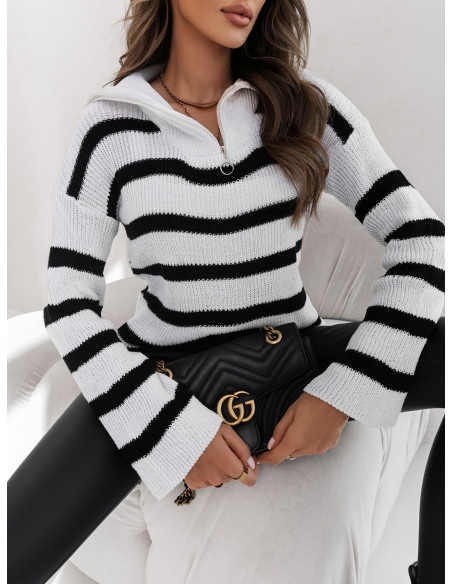 Sweter w paski z zamkiem na dekolcie HAMIDA - biały