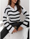 Sweter w paski z zamkiem na dekolcie HAMIDA - biały