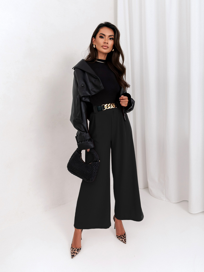 Szerokie spodnie z ozdobnym paskiem...