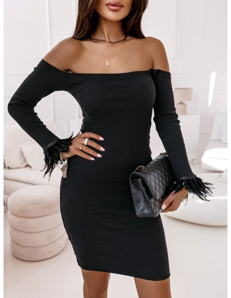 Prążkowana sukienka z piórami IKRAM - czarna