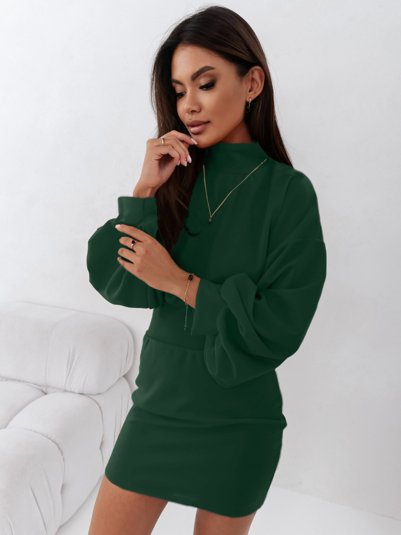 Sukienka mini z pęknięciem na plecach...