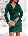 Dopasowana welurowa sukienka - AURORA - butelkowa zieleń