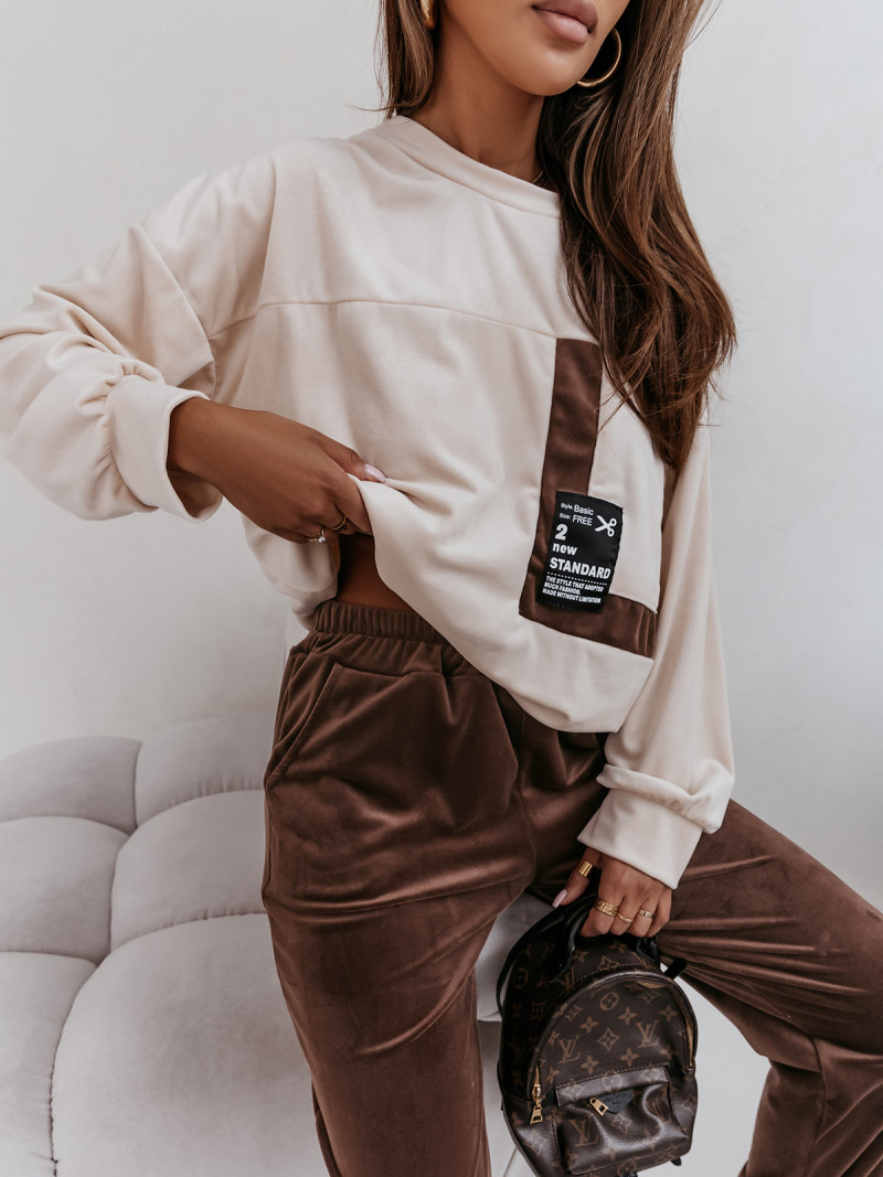 Dres welurowy z kieszenią z przodu...