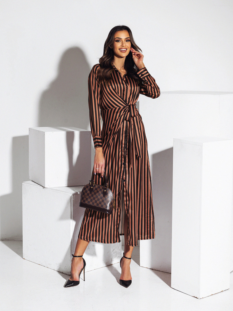 Elegancka sukienka midi w paski ZALIA - karmelowa