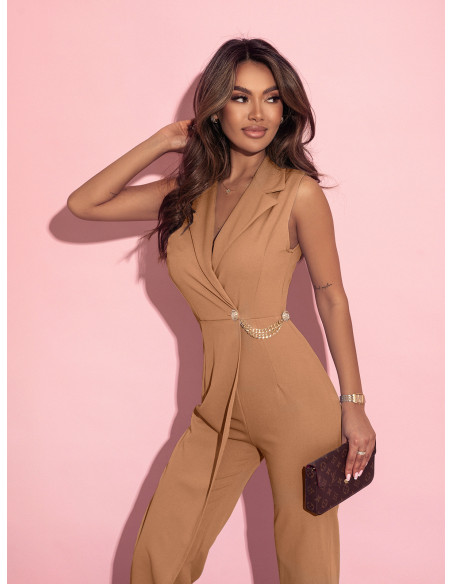 Elegancki kombinezon z ozdobnym łańcuszkiem SERAFI - beżowy