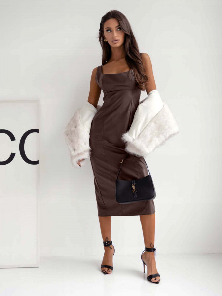 Dopasowana sukienka midi z ekoskóry TESSA - czekoladowa 2