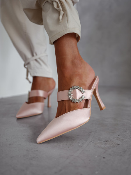 Stylowe klapki na obcasie z ozdobną klamrą - pudrowy róż