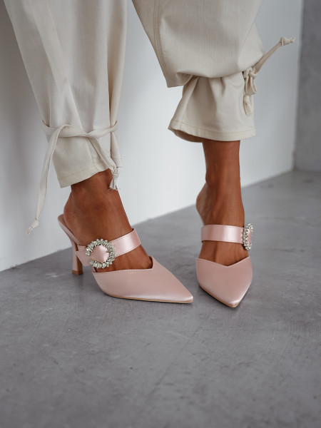 Stylowe klapki na obcasie z ozdobną klamrą - pudrowy róż 2