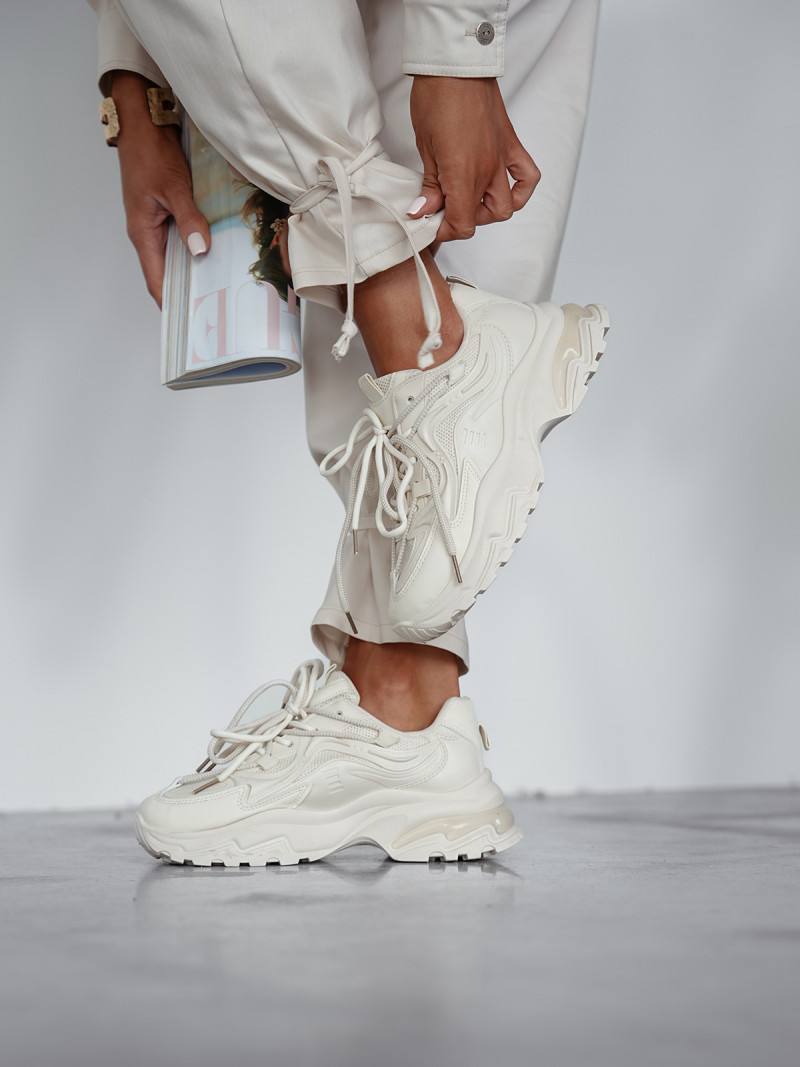 Buty sneakersy na tłoczonej podeszwie...