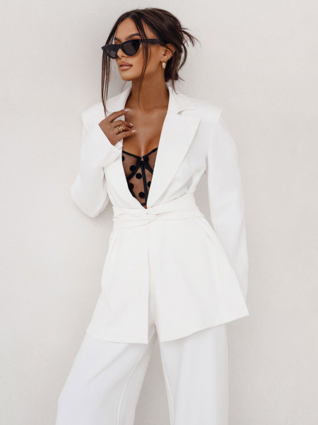 Stylowy garnitur z wiązaną marynarką MARCJA - biały