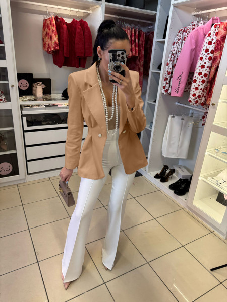 Długa taliowana marynarka...