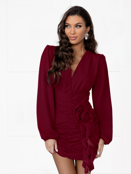 Marszczona sukienka z ozdobnym kwiatem HASJA - bordowa 2