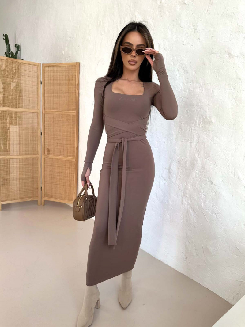 Dopasowana sukienka maxi z paskiem MARVEA - mocha mousse