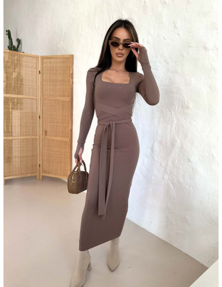 Dopasowana sukienka maxi z paskiem MARVEA - mocha mousse