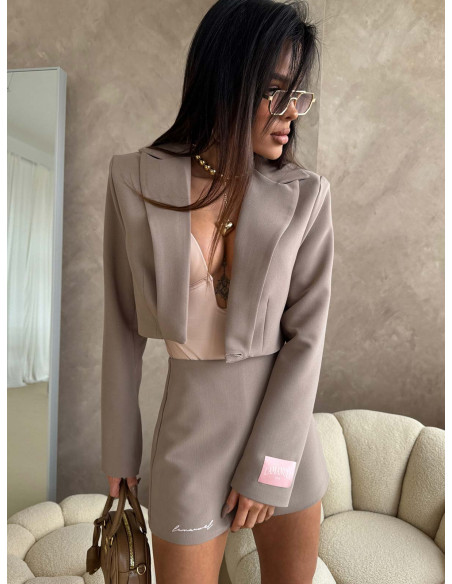 Elegancka krótka marynarka ARVELLA - mocha mousse
