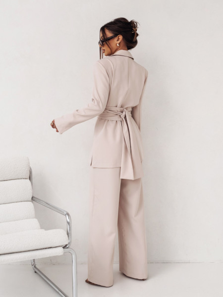 Stylowy garnitur z wiązaną marynarką MARCJA - beżowy 2