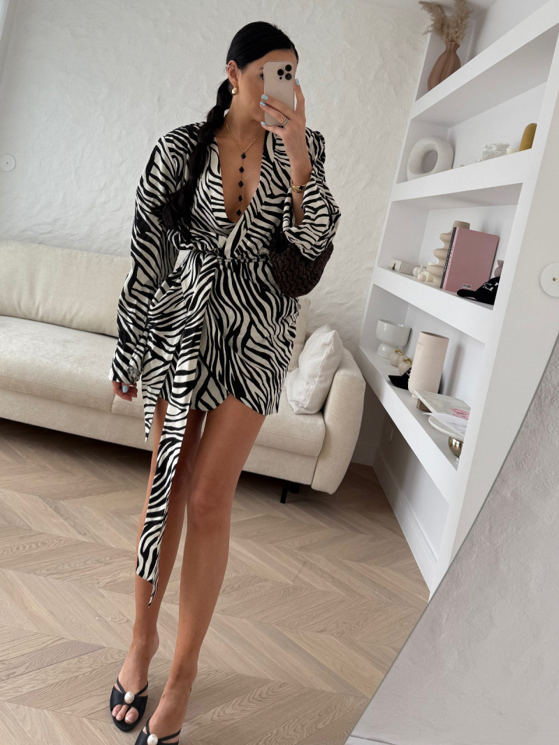 Przekładana sukienka z wiązaniem NAELI - zebra
