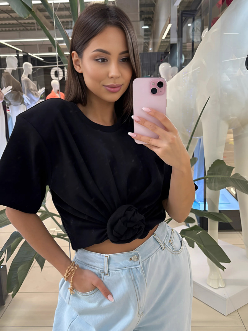Bawełniana bluzka t-shirt z różą CAROLA - czarna