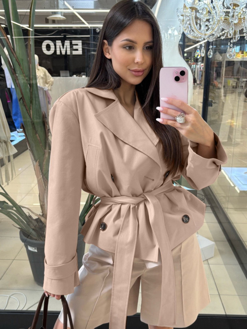 Krótki płaszcz trencz z paskiem RORRY - beżowy