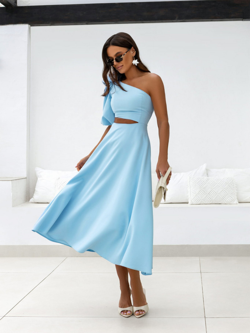 Asymetryczna sukienka midi z wycięciem AVINA - błękitna