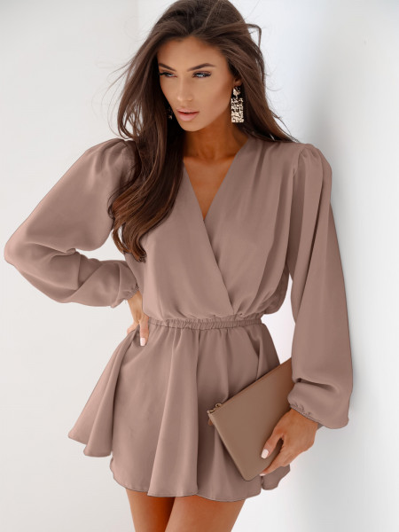 Krótki kombinezon z przekładanym dekoltem KANO - mocha mousse