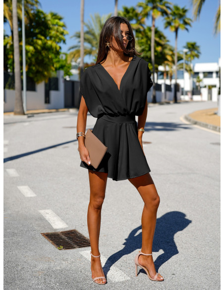 Krótki kombinezon z przekładanym dekoltem OLLI - czarny