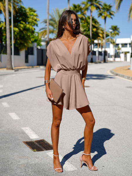Krótki kombinezon z przekładanym dekoltem OLLI - mocha mousse