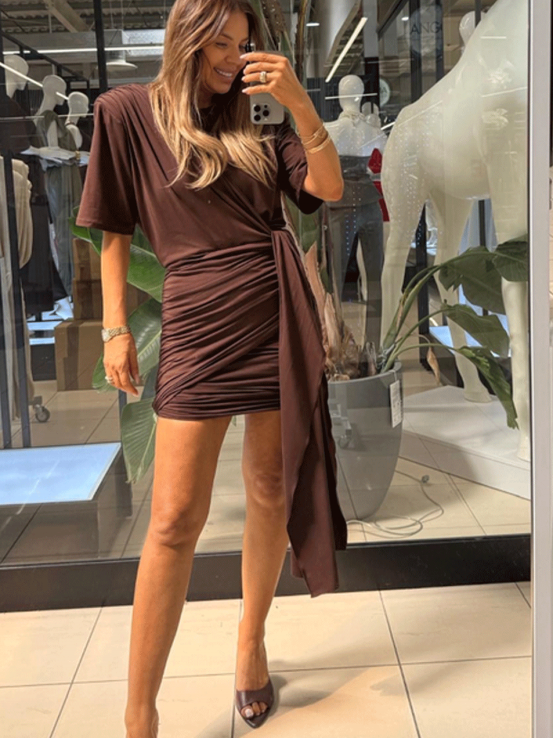 Wiskoza sukienka mini z wiązaniem HANNAH - czekoladowa