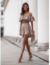 Stylowy komplet crop top ze spodenkami BESSIE - mocha mousse