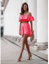 Stylowy komplet crop top ze spodenkami BESSIE - neon róż