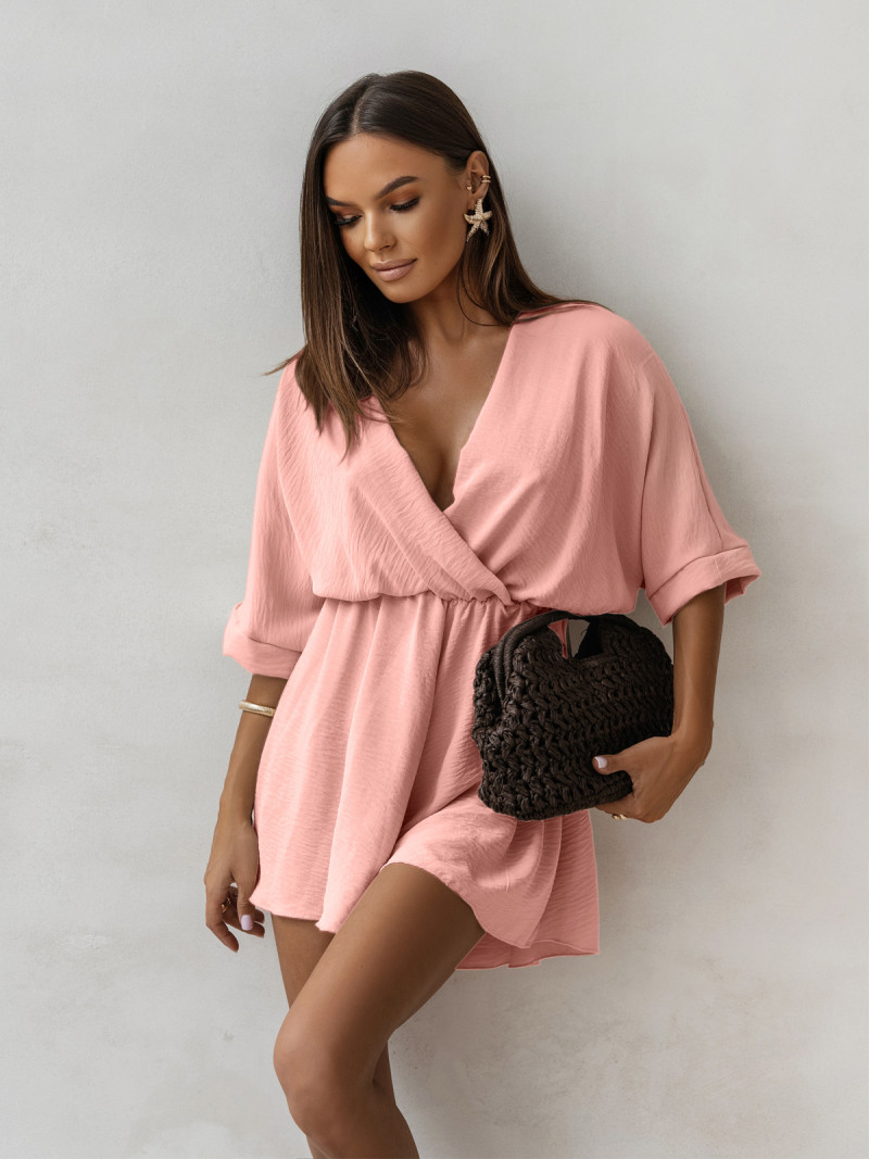 Krótki kombinezon z przekładanym dekoltem VILL - pudrowy róż