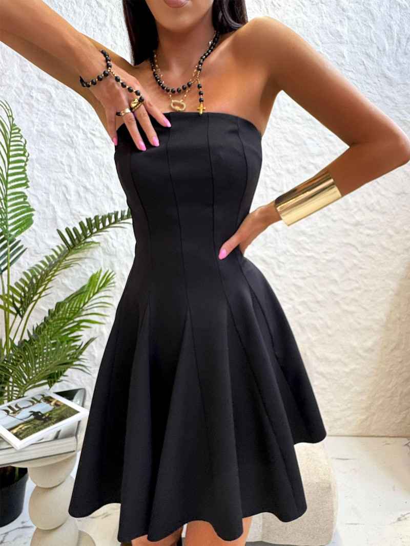 Sukienka mini z odkrytymi ramionami...