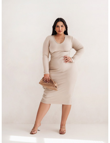 Dopasowana sukienka midi plus size - beżowa