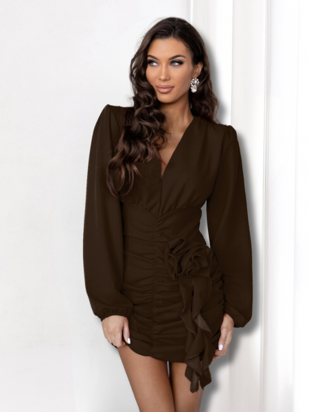 Marszczona sukienka z ozdobnym kwiatem HASJA - czekoladowa