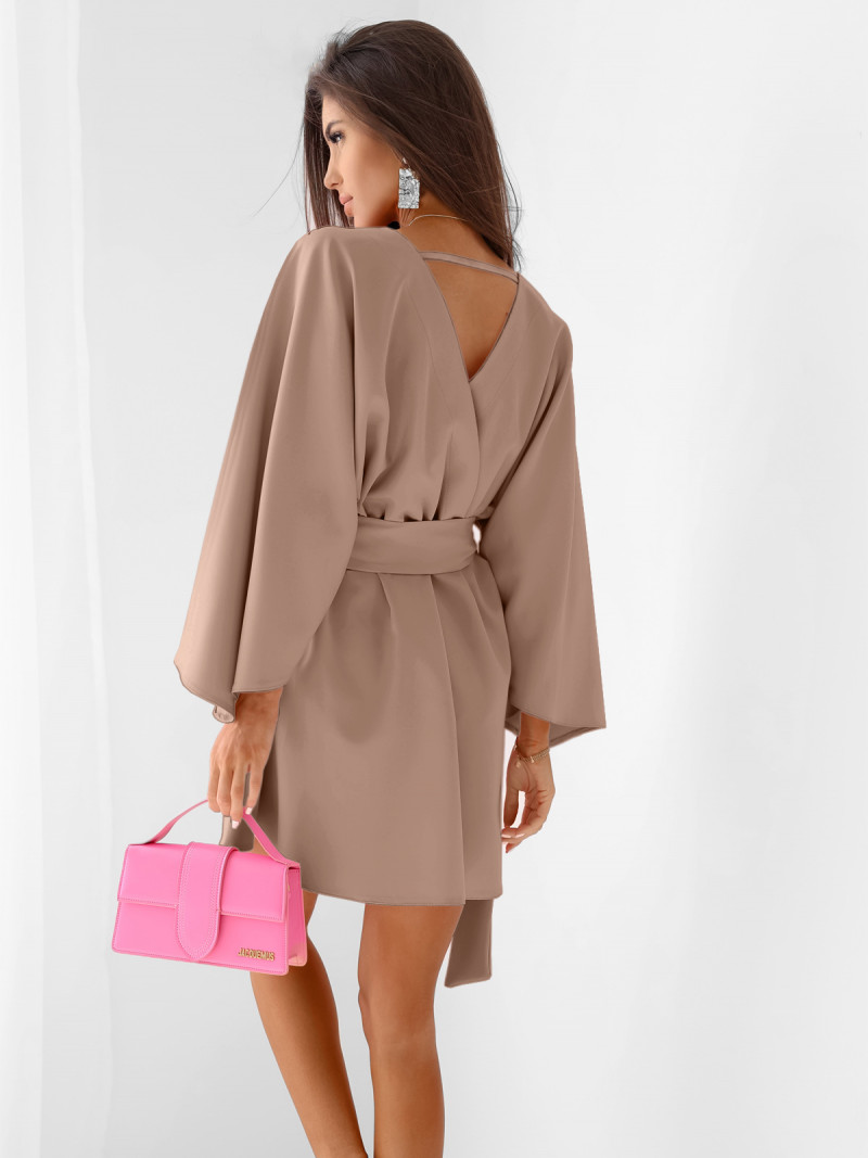 Sukienka mini z przekładanym dekoltem ALIA - mocha mousse