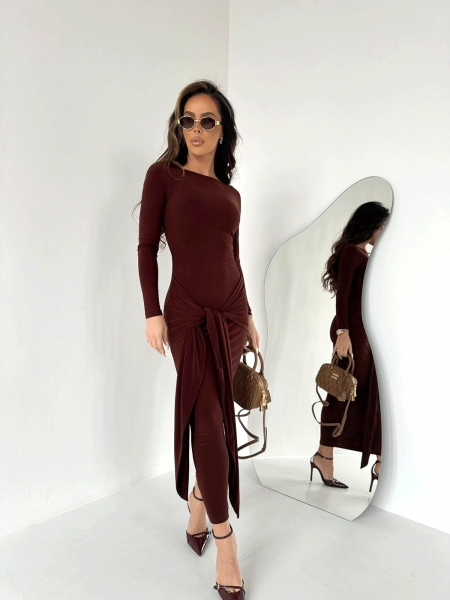 Dopasowana sukienka maxi z wiązaniem TERI - czekoladowa 2