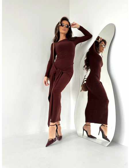 Dopasowana sukienka maxi z wiązaniem TERI - czekoladowa