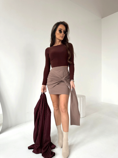 Dopasowana spódnica mini z wiązaniem MIRJA - czekoladowa