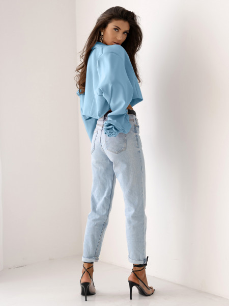 Krótka marynarka oversize z różą na rękawie MALLA - błękitna