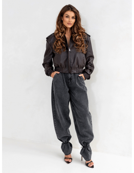 Krótka kurtka bomberka z eko-skóry NARIEL - czekoladowa