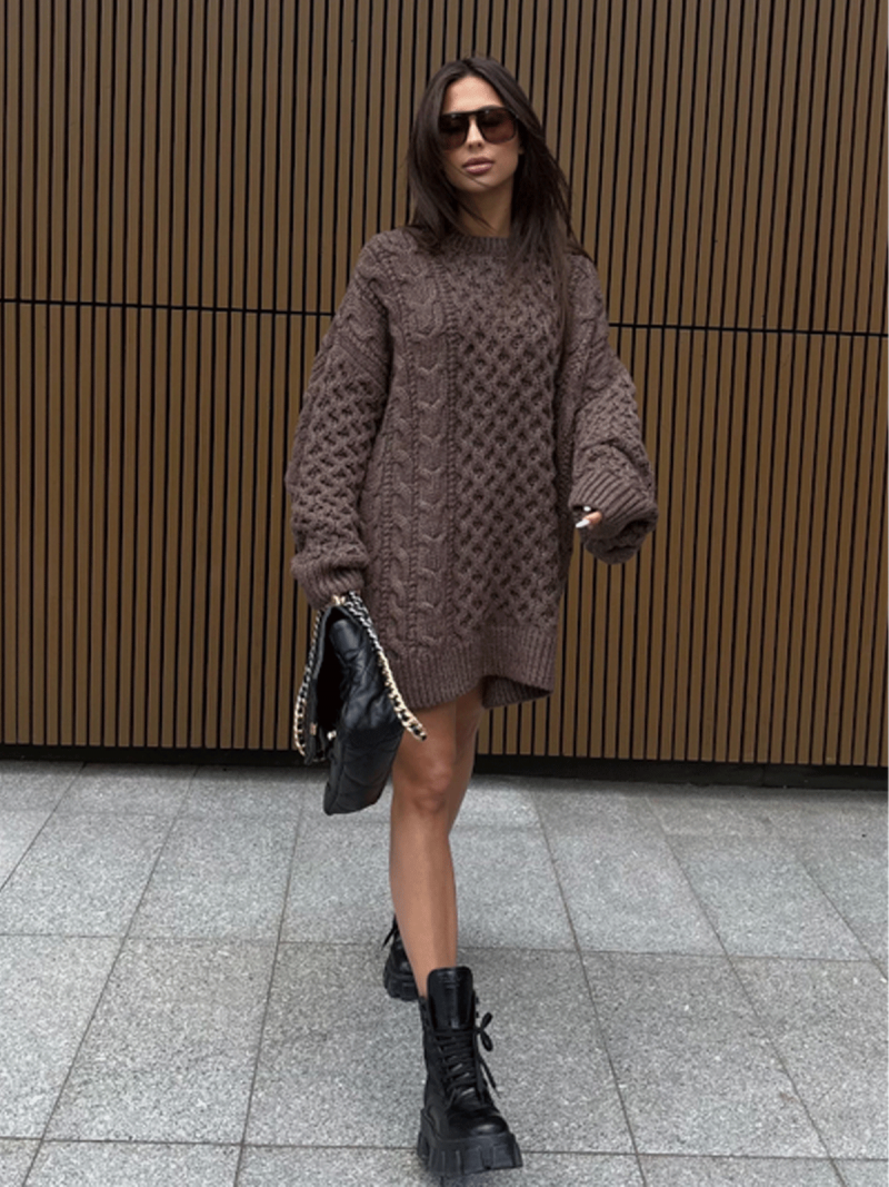 Długi wełniany sweter z ozdobnym splotem ARLEEN - czekoladowy