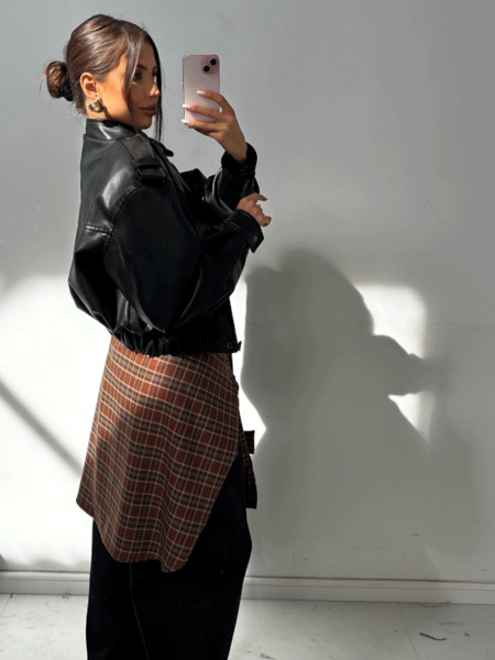 Krótka kurtka z eko-skóry z pagonami ANDRINA - czarna 2