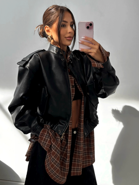 Krótka kurtka z eko-skóry z pagonami ANDRINA - czarna