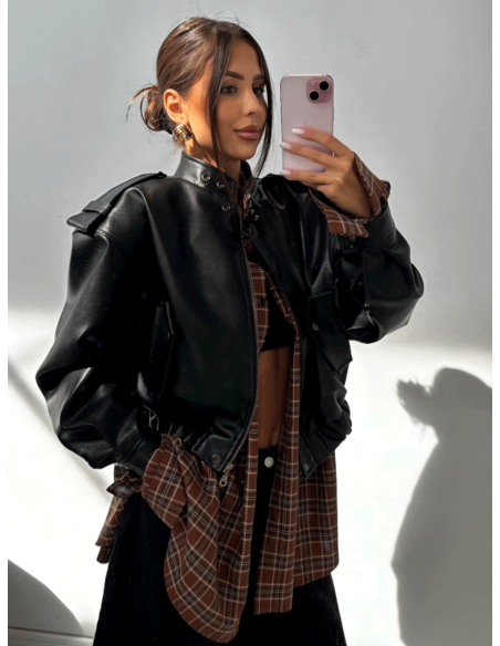 Krótka kurtka z eko-skóry z pagonami ANDRINA - czarna